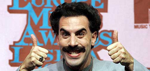 DEN SISTE DR�PEN: Den britiske komikeren Ali G (Sacha Baron Cohen) spilte den kasakhstanske  rollefiguren Borat p� MTV Europe Music Awards 3.november, der han svartmalte landet gjennom satiriske kommentarer. N� truer regjeringen med s�ksm�l.