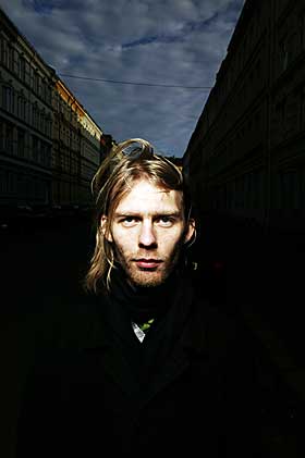 MYE F�NHUS: Jon �ystein Flink framhever fem b�ker.