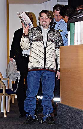 BLID I LENKE: NOKAS-saken, dag 6. David Aleksander Toska f�res ut av retten.