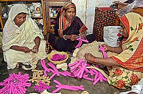 LAGER DUKKER AV JUTE:  Disse kvinnene i Bangladesh har f�tt l�n og lager jutedukker i slummen i Dhaka.