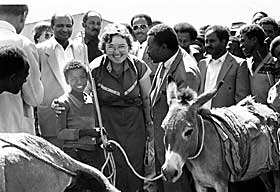 F�RST UTE: 1983 ble den f�rste bistandsministeren, Reidun Brusletten fra KrF, utnevnt. Departementet for utviklingshjelp ble etablert i 1984. Her p� en av hennes reiser til Sidamoprovinsen i S�r-Etiopia i 1985.