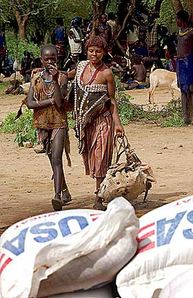 ETIOPIA: Kvinnene venter p� sine rasjoner, bildet er fra mai i �r.