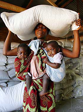 HENTER M�NEDSRASJONEN: Her  henter en tvillingmor sine 50 kilo maismel fra FNs matvareprogram i Malawi i oktober i �r. FN advarte mot sultkatastrofe i landet etter t�rke.