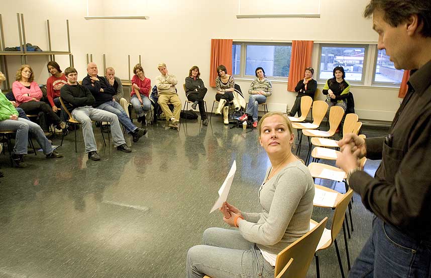  L�RER VOKSNE:  Marit vil l�re voksne hvordan de skal kjenne igjen et psykisk sykt barn. Seinere skal hun og studentene fra H�gskolen i Agder dra rundt til videreg�ende skoler og l�re elevene om psykiske lidelser. T.h. st�r pedagogisk r�dgiver Bj�rn Smith-Hald.