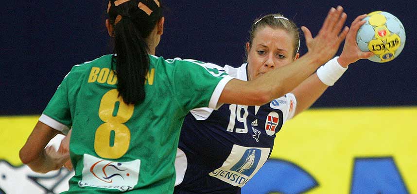 TOPPSCORER: Tonje N�stvold fra By�sen satte inn ti m�l mot Australia og ble dermed Norges mestscorende. N� vil hun ha tillit fra Marit Breivik.
