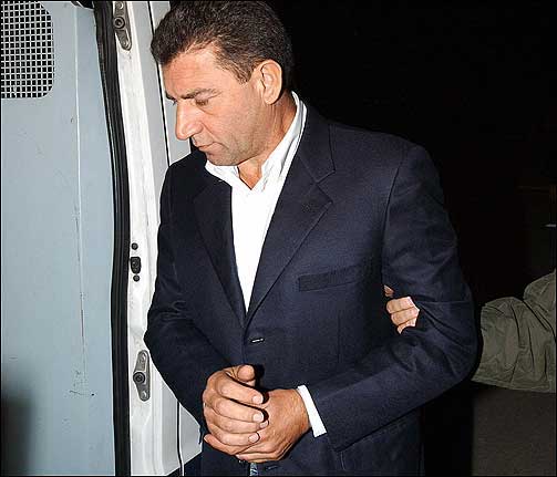 TATT: Her eskorteres eks-general Ante Gotovina inn i politibilen etter den udramatiske arrestasjonen  p� Tenerife.