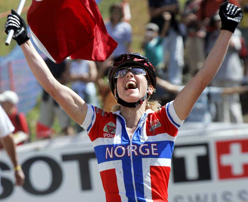 b> LYKKE:  Gunn-Rita Dahle sykler inn til sitt andre VM-gull p� ei uke. Datoen er 4. september 2005, stedet er Livigno.