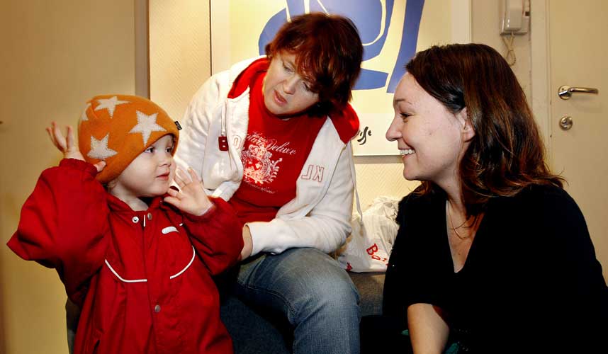  KAYAS LIV:  Kaya (2) skal i barnehagen. Kayas kjernefamilie er mamma Kristin Bergersen (37) - (t.v.), og partnermor Karen Pinholt (30). Karen f�r ikke stebarnsadoptere Kaya. -  N� forventer vi mer enn festtaler fra barneminister Karita Bekkemellem, sier Kristin.