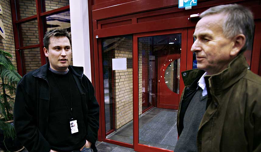 FLYGELEDERNES HELT:  -  Bra jobba, sa tillitsvalgt ved R�yken kontrollstasjon, Bendik Heggelund, da flygeleder-bossen Rolf Skrede i g�r kom inn p� kontrollstasjonen.