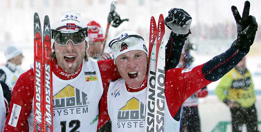 STOR NORSK KOMBINERT-DAG: Magnus Moan (t.h.) s�rget for Norges andre kombinertseier i dag. Med Ola Morten Gr�sli p� andreplass ble den norske jubeldagen i Ramsau komplett.