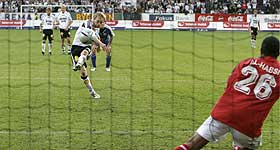  TRE MISSER:  ... av totalt fem i Tippeligaen i �r. �verst har �yvind Storflor nettopp bommet mot Aalesund, i midten redder Odds Erik Holtan skuddet fra Thorstein Helstad, nederst brenner Fredrik Winsnes en straffe mot Lyn.