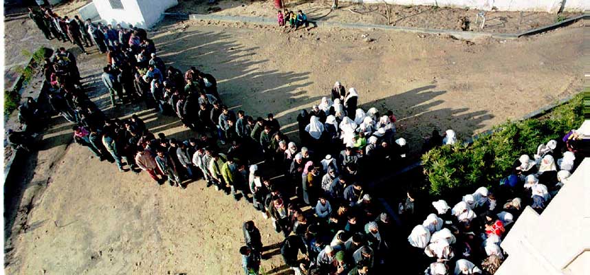 F�R IKKE STEMME: Bildet viser palestinere p� Gazastripen som stemte for f�rste gang under valget i 1996. Palestinerne stemte ogs� under presidentvalget, da Mahmoud Abbas ble valgt. N� er valget i januar i fare.
