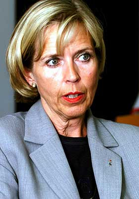  DATAKR�LL 3:  Forsvarsminister Anne-Grete Str�m-Erichsen vurderer n� hele framtida til det fortsatt uferdige systemet.