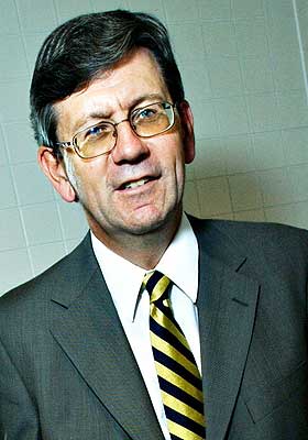  DATAKR�LL 1:  Bj�rn Tore Godal (forsvarsminister 2000- 01) sparket i gang Program Golf.