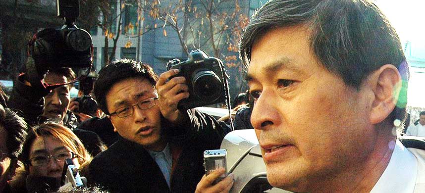 G�R AV I SKAM: Hwang Woo-suk p� vei ut fra universitetet i Seoul i dag.