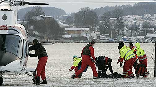 FORS�KER � REDDE LIV: Redningsmannskaper var raskt p� plas da mannen ble tatt opp av vannet, men livet sto ikke til � redde.