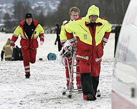 D�DE: En 30 �r gammel mann d�de etter fallet i det iskalde vannet. Lufttemperaturen p� ulykkesstedet er rundt 4-5 minusgrader og det bl�ser p� elva.