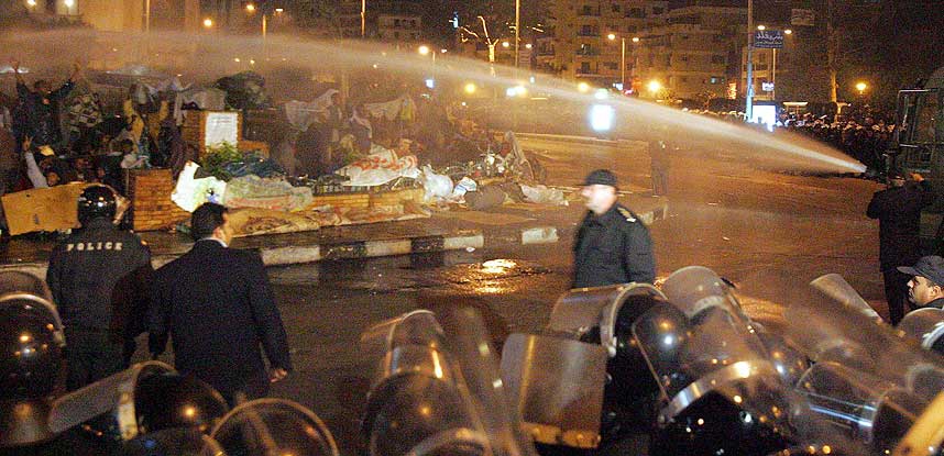 TI MENNESKER DREPT: Egyptisk oppr�rspoliti bruker vannkanoner mot flyktningene.