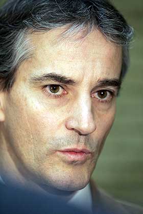 DISTANSERER SEG: Utenriksminister Janas Gahr St�re.