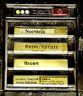 Dørskilt: Ikke prangende.