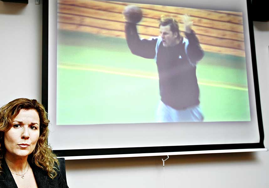  TAR GREP:  Likestillingsminister Karita Bekkemellem s� serien �H�ndballaget Raballder� sammen med Dagbladet, og oppfordrer alle til � se TV 2- serien. M�let er � bekjempe homofobi i idretten.
