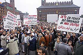 KØBENHAVN: Rundt 2000 muslimer samlet seg til protest på Rådhusplassen i oktober i fjor.