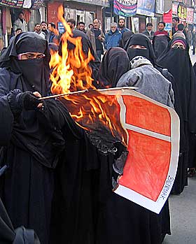 KASHMIR: Muslimske demonstranter tente på det danske flagget i protest mot tegningene i Srinagar 9. desember.