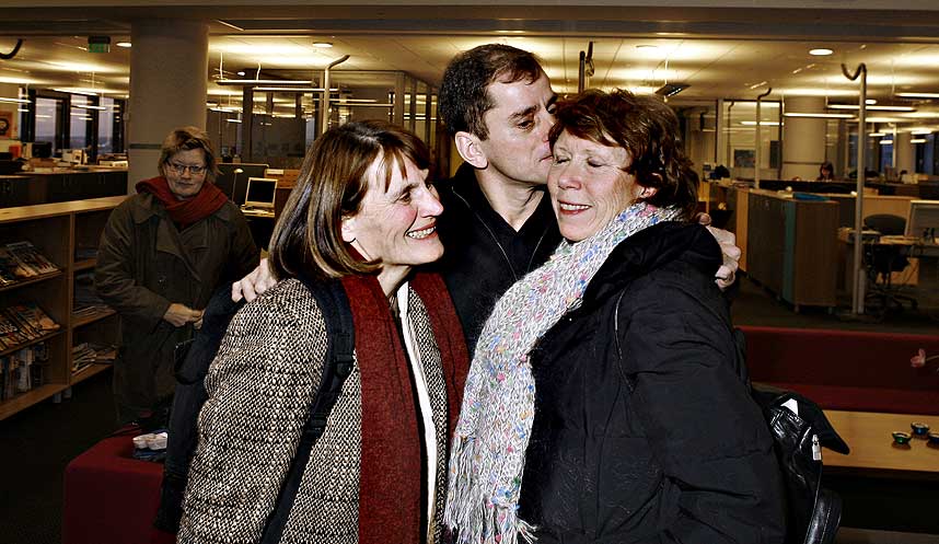  NESE FOR NYHETER: Klubbleder H�kon Letvik gir journalistkollegene Trine Hay (t.v) og Sylvi Leander godkjent p� luktefronten. I g�r fikk de oppfordring om � kutte parfymen p� jobb.