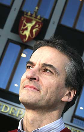 TONER NED: Utenriksminister Jonas Gahr St�re f�r kritikk p� stortinget for � tone ned ytringsfriheten i sitt instruksbrev til ambassadene. Og brevet skulle ikke omtales i Norge for � hindre at �saken bl�ses opp�.