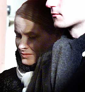T�RER: Mette-Marit gr�t med mange andre under minnestunden for Benjamin.