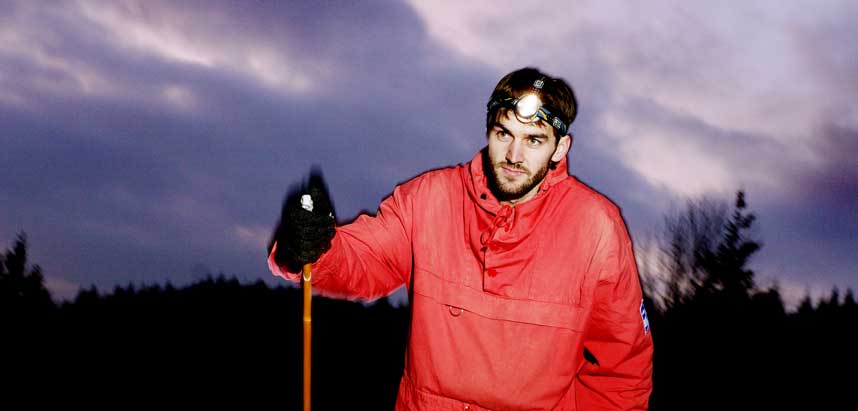 TENKER I FART: Sigmund L�v�sen tenker bra i skisporet. Og tror langrenn er p� vei tilbake etter alpinb�lgen. - Eller kanskje det bare er et alderdomstegn, ler han, med trestaver, vadmelsbukser og anorakk fra brukthandel. Foto: Elisabeth Sperre Alnes