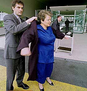  L�RTE MYE:  Fra 1998 til 2000 var Jonas Gahr St�re stabssjef da l�rermesteren Gro Harlem Brundtland var generalsekret�r i Verdens helseorganisasjon. N� er han mer popul�r enn landsmoderen.