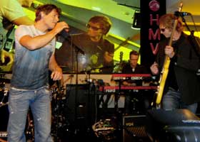  EVIGUNG: Aha delte likt mellom nye og gamle hiter p� konserten i g�r. �Analogue� viste at Aha for alvor er tilbake, med langt mer enn gamle hits fra 80-tallet.