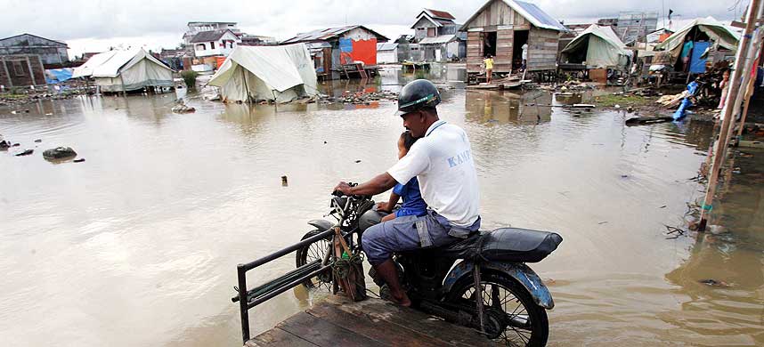 DESEMBER 2005: En innbygger i landsbyen Meulaboh i Aceh-provinsen i Indonesia. Landsbyen er fortsatt ikke gjenoppbygget etter at tsunamien herjet 2. juledag 2004.