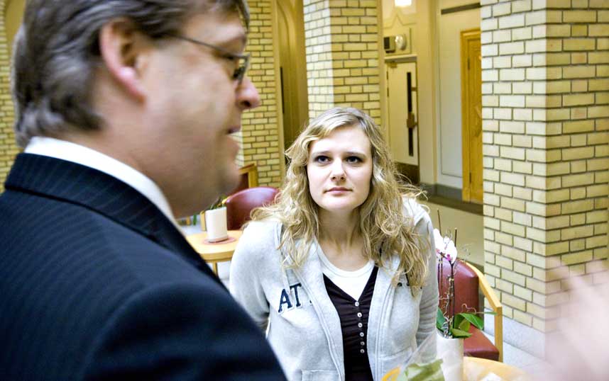  FIKK ST�TTE:  I g�r troppet Diana Berly Steinst� opp p� Stortinget for � snakke med leder av helse- og sosialkomiteen, Harald Tom Nesvik (Frp). Han st�tter henne. -  Det g�r ikke an � behandle folk p� denne m�ten, sier Nesvik.