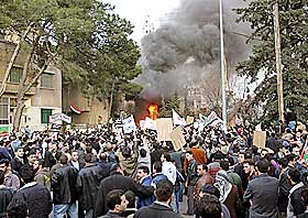 SINTE: � Med v�rt blod og v�re sjeler forsvarer vi deg, profeten av Gud, ropte demonstrantene.