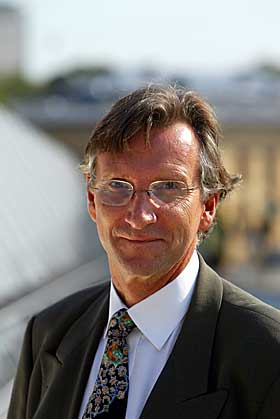  P� VEI: Ambassad�r Svein Sevje var i Jerusalem i g�r da ambassaden i Damaskus ble satt i brann. N� er han p� vei tilbake.