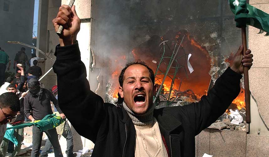  EKTE HAT: En demonstrant roper slagord mot trykkingen av Muhammed-tegningene foran det brennende danske konsulatet i Beirut. Demonstrasjonene kom helt ut av kontroll i g�r, og gikk ut over b�de konsultatet og det kristne nabolaget rundt.