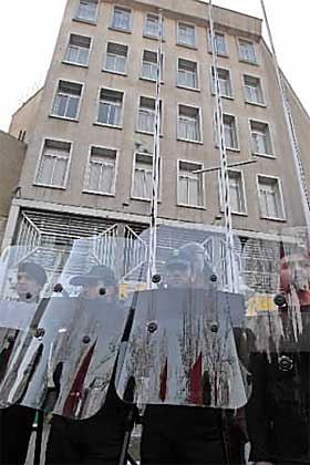 VOKTES:  �sterrikes ambassade i Teheran ble angrepet i g�r.