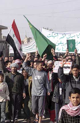 IRAK-DEMONSTRASJONER: Ogs� i Irak gikk store folkemengder i demonstrasjonstog mot Muhammed-tegningene.