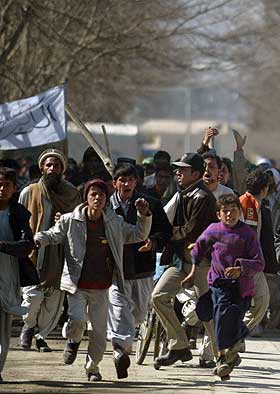 STORMET MOT DEN DANSKE AMBASSADEN: Demonstranter protesterte ved ambassaden i Kabul i dag.