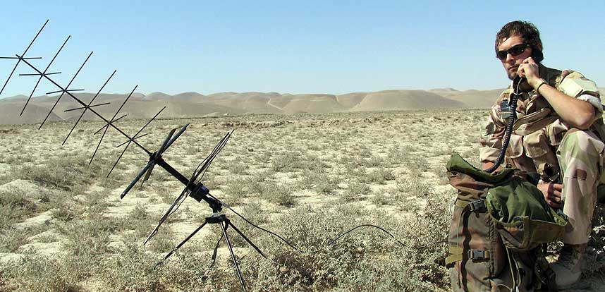 IKKE VANLIG MED ANGREP: PRT-soldat Vebj�rn fra den norske stabilisteringsstyrken i Meymaneh under en tur til Dawlataba i 2004. N� er de norske styrkene involvert i kamper, etter � ha blitt angrepet av 200-300 rasende demonstranter.