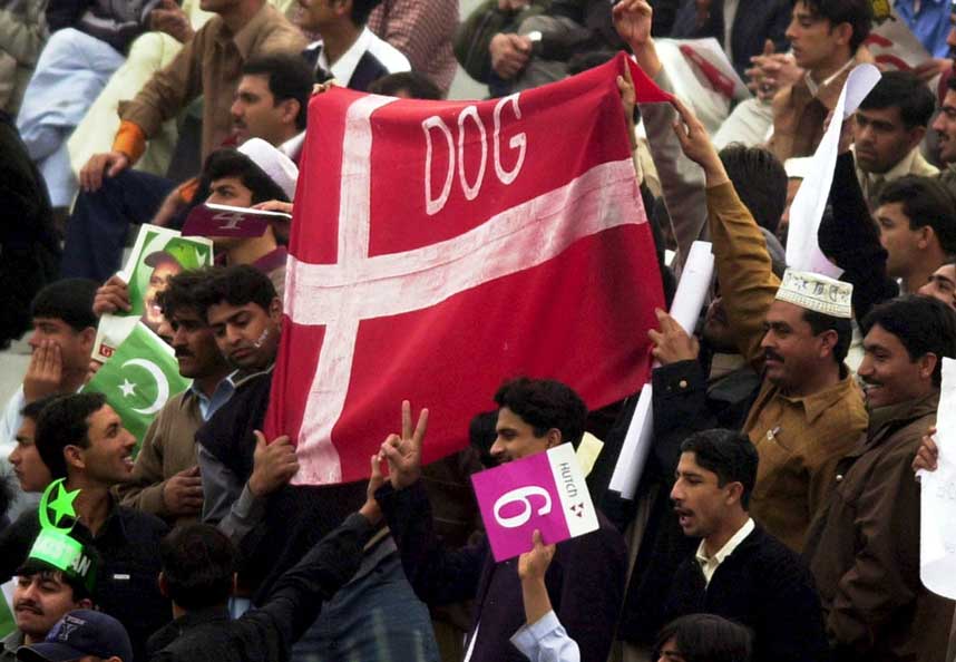 5000 DEMONSTRERER:  En stor folkemengde ropte slagord og brant dukker under dagens demonstrasjon i Peshawar i Pakistan,. Bildet ble tatt i g�r.