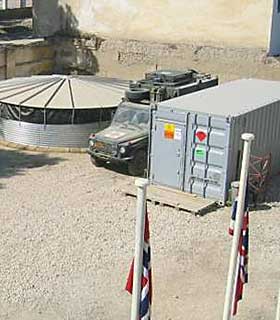BEREDSKAP: Denne feltvognen er eneste redning hvis en alvorlig skadet soldat m� evakueres - og v�ret er d�rlig. I s�fall m� soldaten overleve opptil 20 timers kj�retur i sv�rt vanskelig terreng.