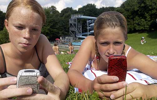  IKKE I FARSUND  Legg mobilen hjemme, jenter, n�r dere skal p� badetur til Farsund i sommer.  