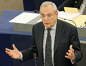 HER ER KOMMIS�REN: Jacques Barrot driver med transport i EU.