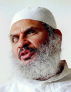 N�R OMGANG MED DEN BLINDE SHEIKEN: Laban lot Omar Abdel-Rahman tale i moskeen sin da han kom til Danmark p� 90-tallet. I dag sitter han i fengsel.