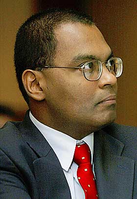 KRITISK: Terrorekspert Rohan Gunaratna mener Laban har drevet pengeinnsamling til bin Laden og andre terrorister.
