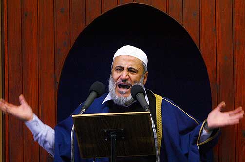 EN ENGASJERT TALER: Abu Laban under fredagspreken i K�benhavn 2004.
