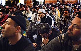 LEDER EN AV DE ST�RSTE MENIGHETENE: Laban har prim�rt palestinere og somaliere i sin menighet, og den er popul�r. Her h�rer de p� hans fredagspreken forrige fredag.